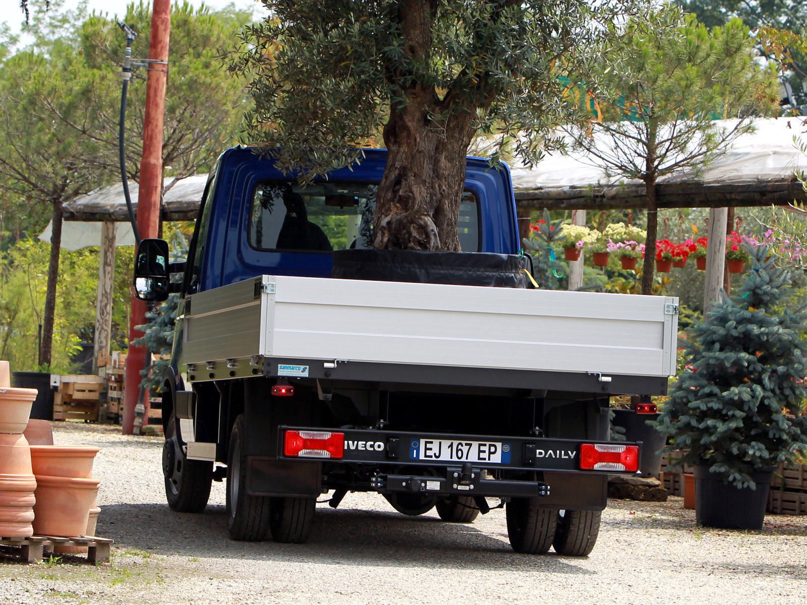 Комплектация IVECO Daily бортовой 2-дв. (Ивеко Дейли бортовой 2-дв.) 35C12H  2.3 MT L3. Купить в Находке. Технические характеристики и цена